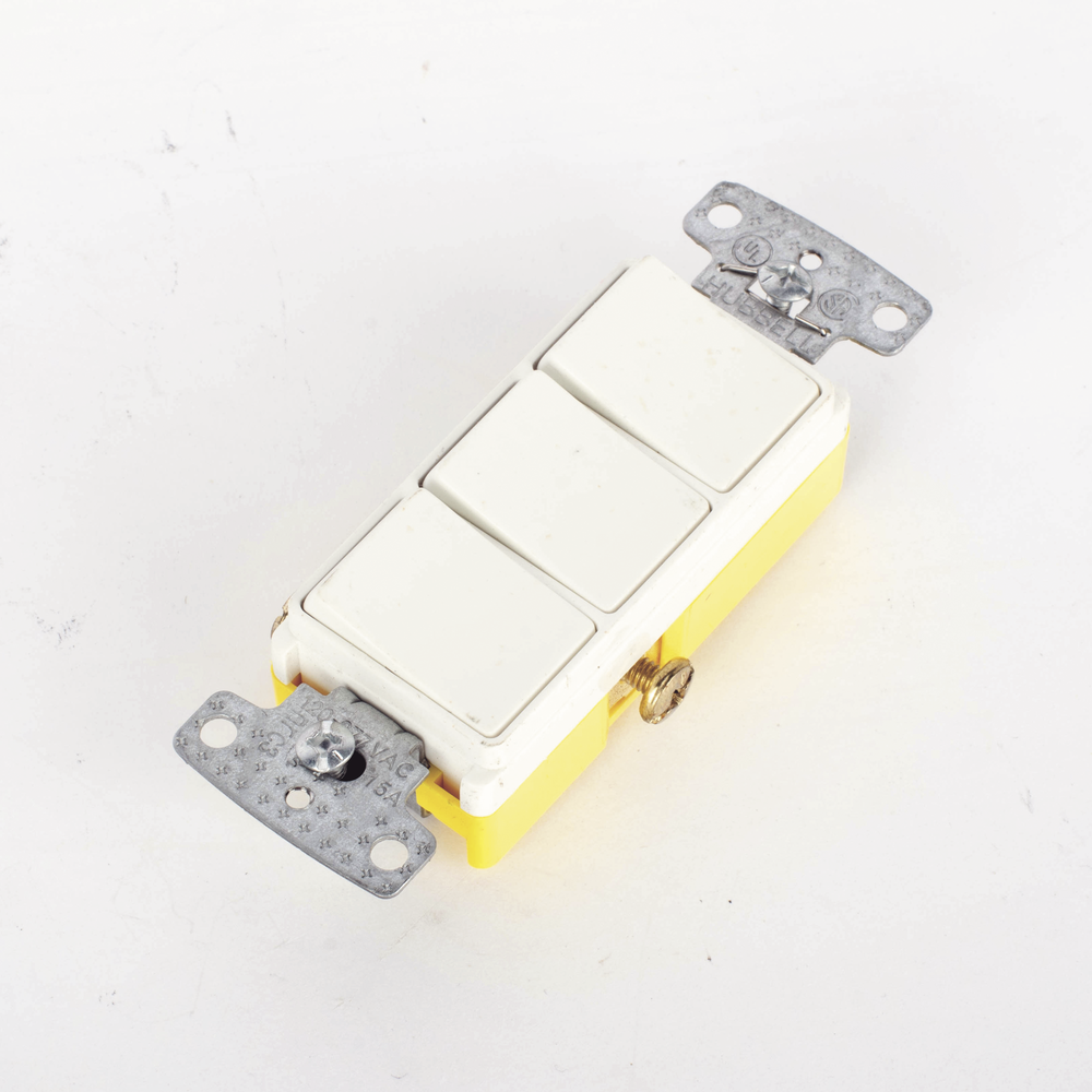 Interruptor Residencial 15 A 120 V, con 3 Bases Unipolares, Cableado lateral, Color Blanco. - Imagen 5