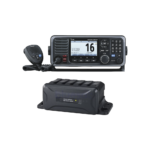 Radio Móvil Marino en banda de VHF, Rx: 156.025-162.000, Tx: 156.025-161.600 MHz, cumple con GMDSS bajo el requerimiento de SOLAS, pantalla de 4.3 pulgadas. Incluye micrófono, kit de montaje y convertidor de 12VD