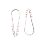 Bolsa con 100 clips sujetadores de plástico para cables de 19 a 25 mm. Ideales para instalaciones en pared, brindan sujeción firme y segura.