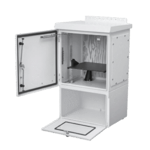 Gabinete Para Exterior OSP ComLine de 12 UR con espacio para Bater??as, 600 mm de Ancho, 500 mm de Profundidad De Aluminio, Color Gris Claro Con Protecci??n NEMA 4/12/4X/3/3R; IP66